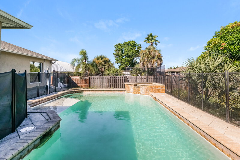 1,970/Mo, 1209 SW 11th St Cape Coral, FL 33991 Pool View