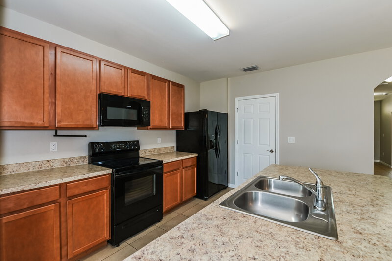 1,600/Mo, 31 NE 9th Pl Cape Coral, FL 33909 Kitchen View 2