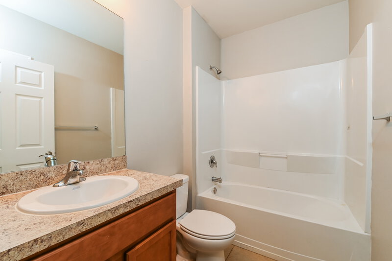 1,600/Mo, 31 NE 9th Pl Cape Coral, FL 33909 Main Bathroom View