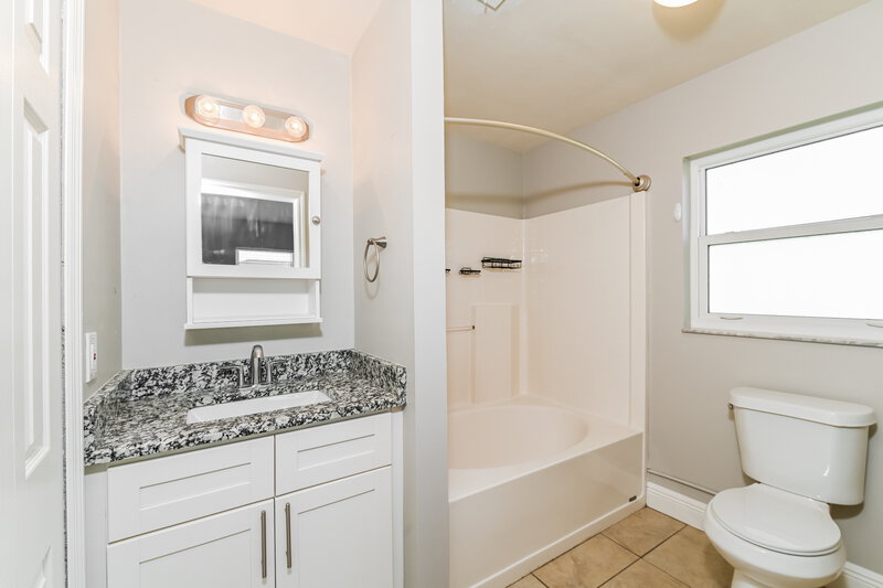 1,830/Mo, 3213 SE Santa Barbara Pl Cape Coral, FL 33904 Main Bathroom View