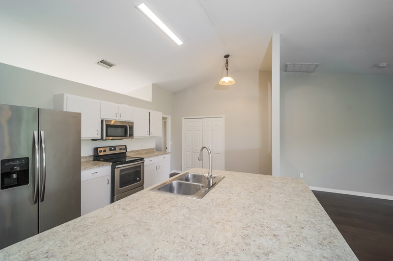 2,055/Mo, 18 NE 17th Ave Cape Coral, FL 33909 Kitchen View
