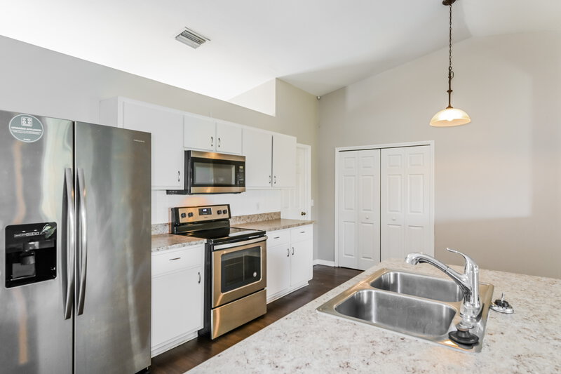 2,575/Mo, 18 NE 17th Ave Cape Coral, FL 33909 Kitchen View