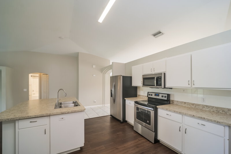 2,055/Mo, 18 NE 17th Ave Cape Coral, FL 33909 Kitchen View 2
