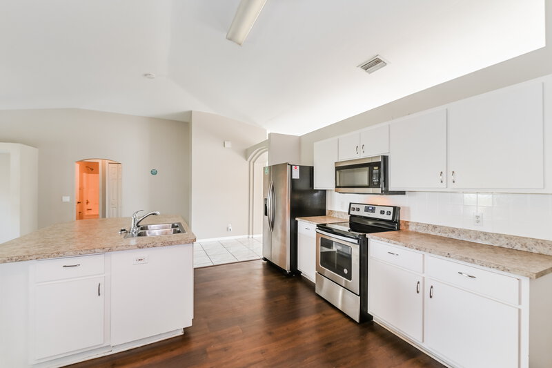2,575/Mo, 18 NE 17th Ave Cape Coral, FL 33909 Kitchen View 2
