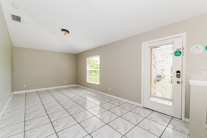 2,575/Mo, 18 NE 17th Ave Cape Coral, FL 33909 Sitting Room View
