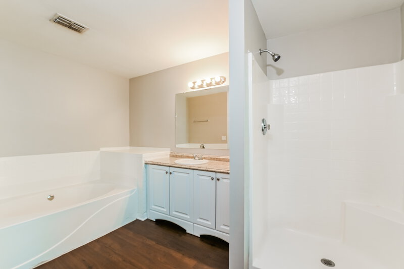 2,575/Mo, 18 NE 17th Ave Cape Coral, FL 33909 Main Bathroom View