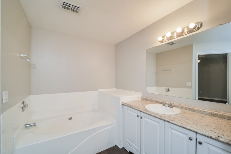 2,055/Mo, 18 NE 17th Ave Cape Coral, FL 33909 Main Bathroom View