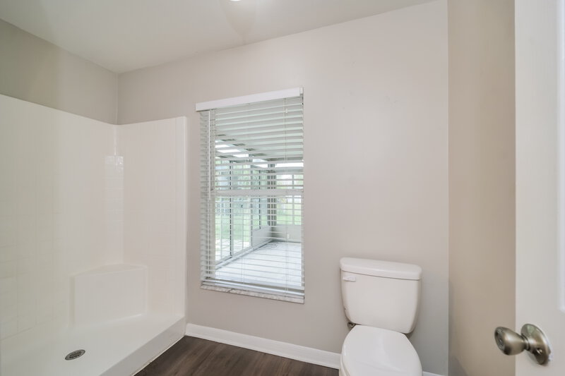 2,055/Mo, 18 NE 17th Ave Cape Coral, FL 33909 Main Bathroom View 2