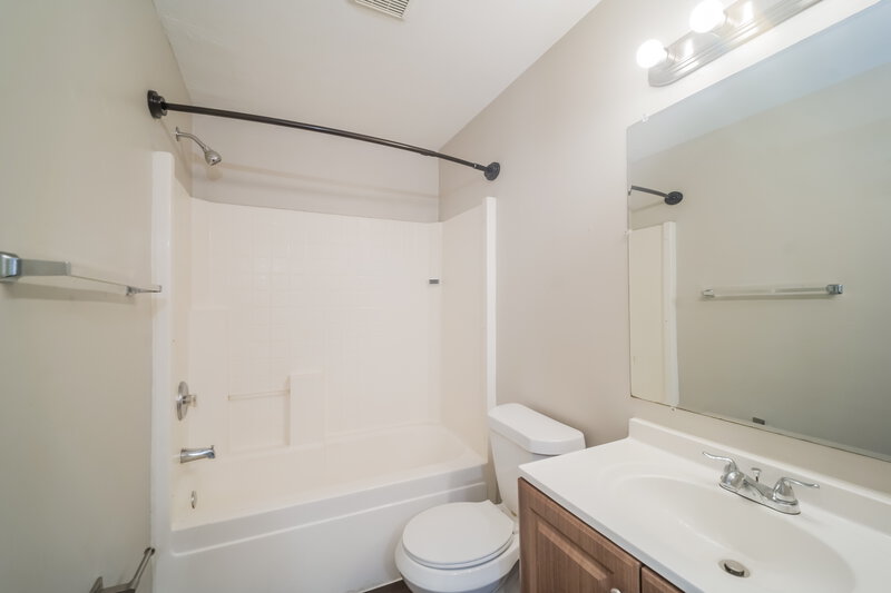 2,055/Mo, 18 NE 17th Ave Cape Coral, FL 33909 Bathroom View