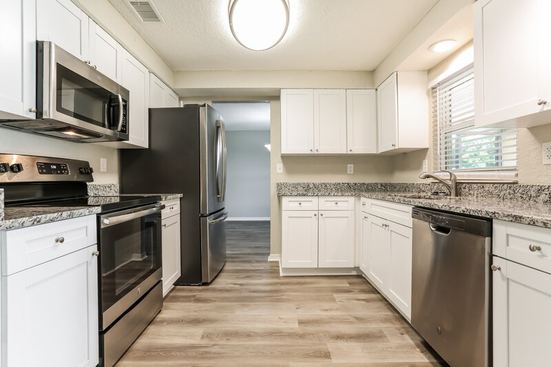 2,835/Mo, 3044 LOCKWOOD LAKE CIR Sarasota, FL 34234 Kitchen View 2