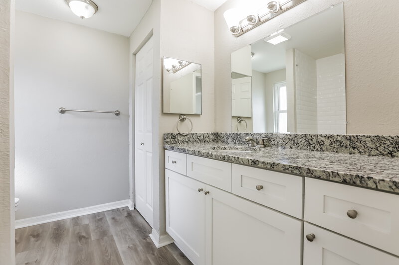 2,835/Mo, 3044 LOCKWOOD LAKE CIR Sarasota, FL 34234 Main Bathroom View