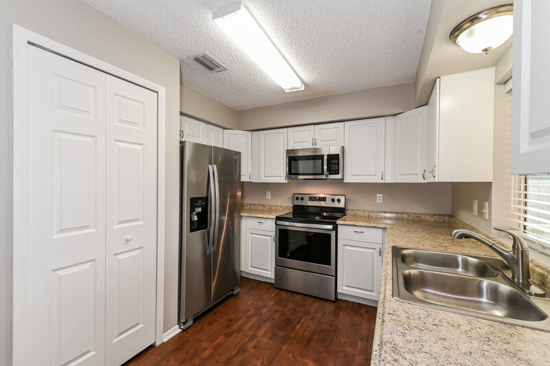 1,635/Mo, 1414 SE 19th Ter Cape Coral, FL 33990 Kitchen View