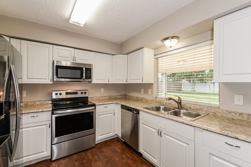 1,635/Mo, 1414 SE 19th Ter Cape Coral, FL 33990 Kitchen View 2