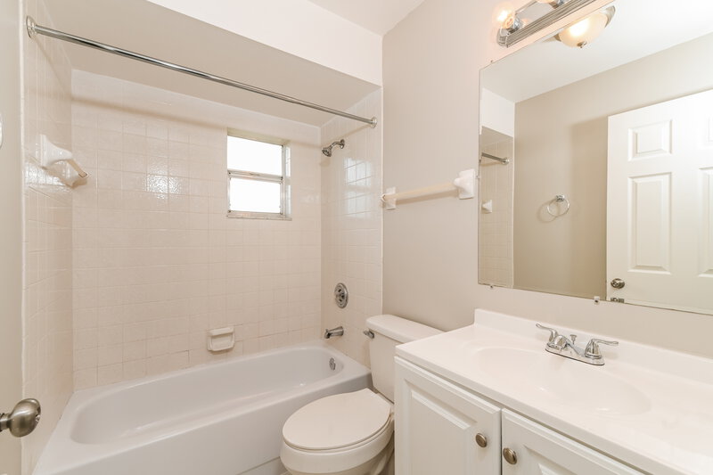 1,635/Mo, 1414 SE 19th Ter Cape Coral, FL 33990 Main Bathroom View