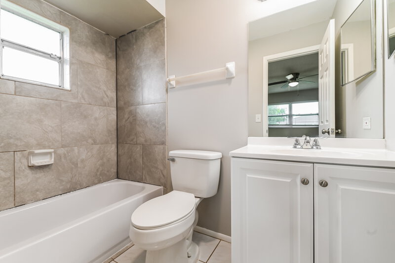 1,635/Mo, 1414 SE 19th Ter Cape Coral, FL 33990 Bathroom View