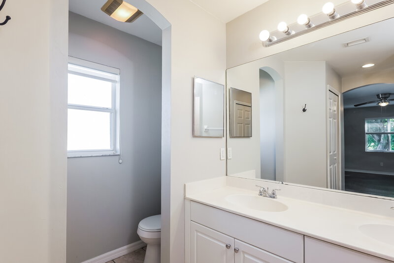 1,720/Mo, 1310 SW 13th Ter Cape Coral, FL 33991 Bathroom View