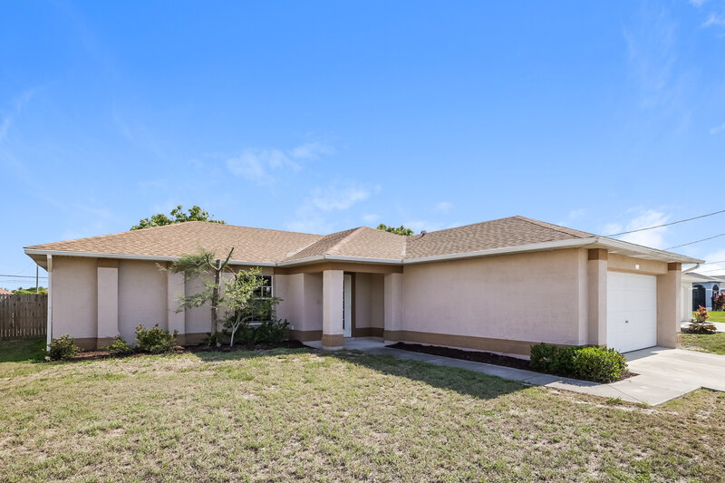 1,950/Mo, 1402 SW 39th Ter Cape Coral, FL 33914 Front View