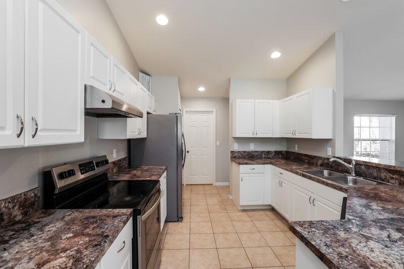 1,950/Mo, 1402 SW 39th Ter Cape Coral, FL 33914 Kitchen View