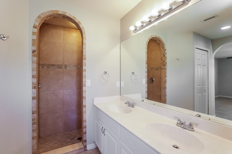 1,950/Mo, 1402 SW 39th Ter Cape Coral, FL 33914 Main Bathroom View