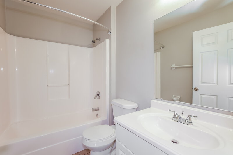 1,950/Mo, 1402 SW 39th Ter Cape Coral, FL 33914 Bathroom View