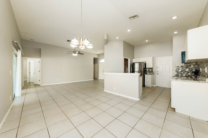 2,110/Mo, 4607 9th Ave E Bradenton, FL 34208 Dining Room View 2