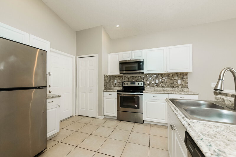 2,110/Mo, 4607 9th Ave E Bradenton, FL 34208 Kitchen View 2