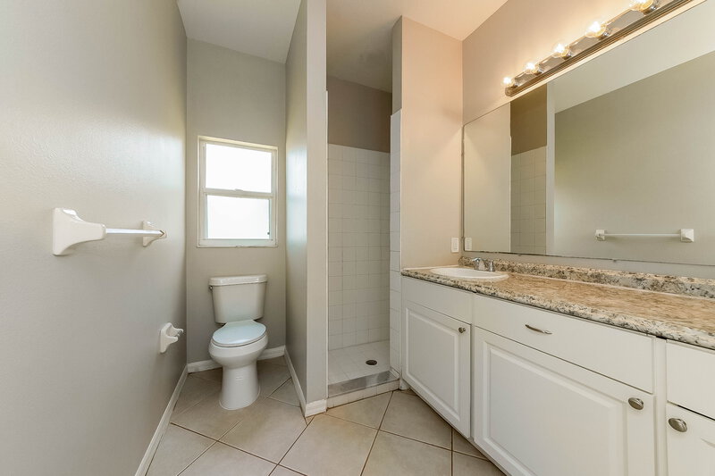 2,110/Mo, 4607 9th Ave E Bradenton, FL 34208 Main Bathroom View