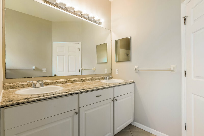 2,110/Mo, 4607 9th Ave E Bradenton, FL 34208 Bathroom View