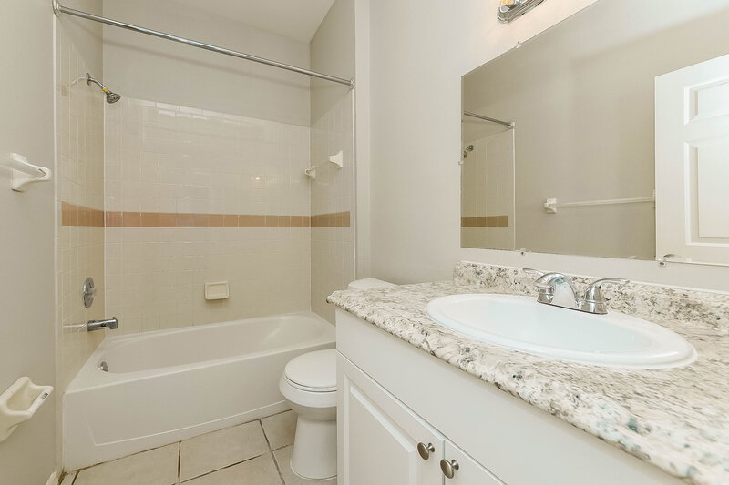 2,110/Mo, 4607 9th Ave E Bradenton, FL 34208 Bathroom View 2