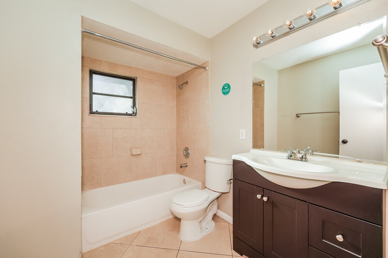 1,825/Mo, 4208 SE 9th Ave Cape Coral, FL 33904 Bathroom View