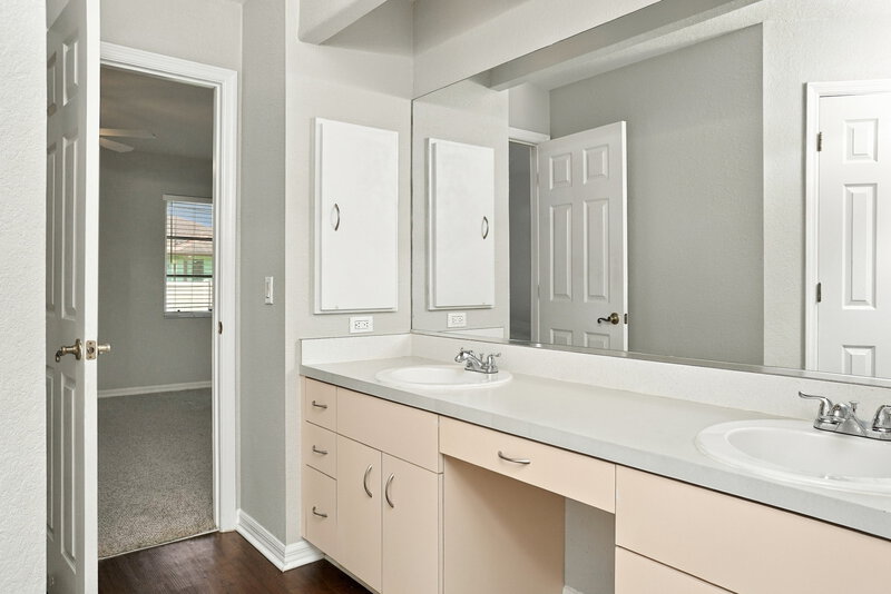 1,850/Mo, 2821 Logsdon St North Port, FL 34287 Primary Bathroom View 2