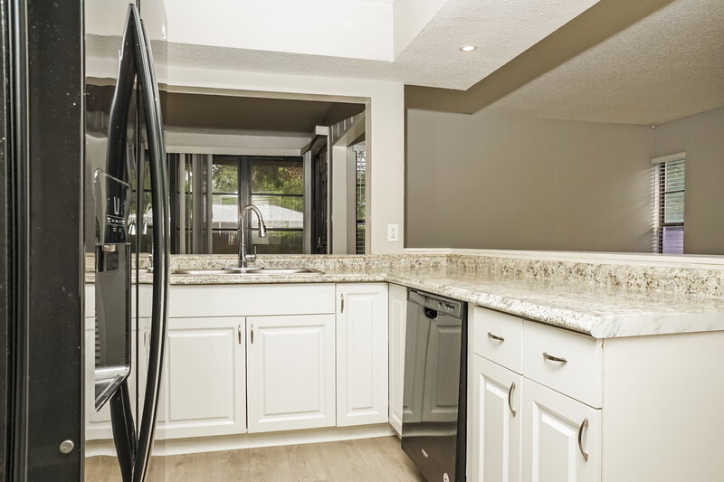 2,180/Mo, 609 McArthur Ave Sarasota, FL 34243 Kitchen View