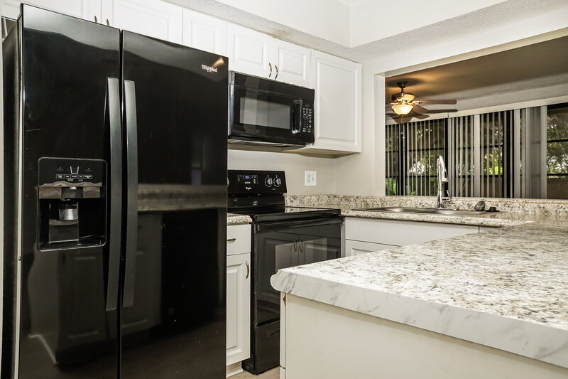 2,180/Mo, 609 McArthur Ave Sarasota, FL 34243 Kitchen View 2