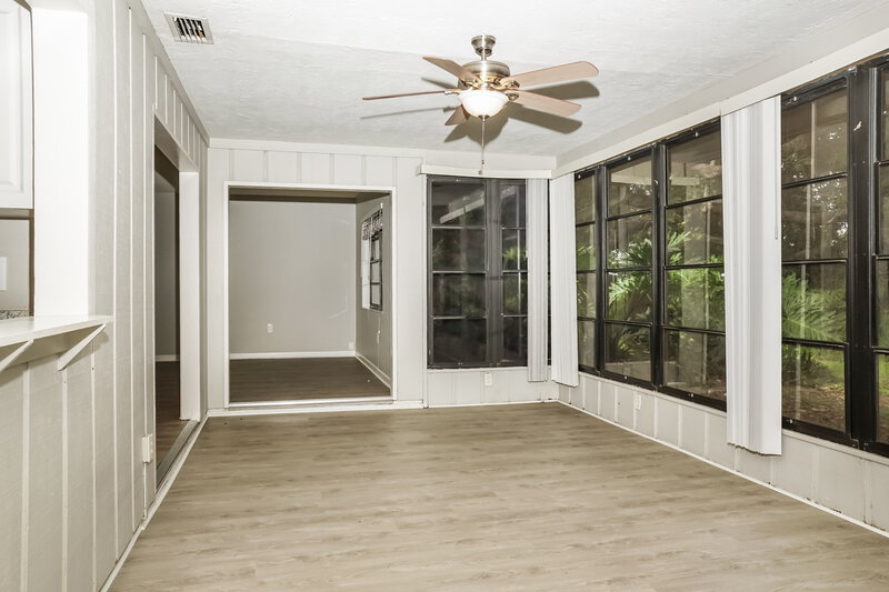 2,180/Mo, 609 McArthur Ave Sarasota, FL 34243 Sun Room View