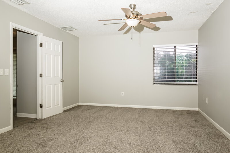2,180/Mo, 609 McArthur Ave Sarasota, FL 34243 Main Bedroom View 2