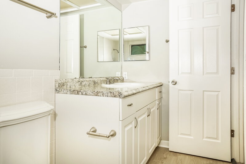 2,180/Mo, 609 McArthur Ave Sarasota, FL 34243 Main Bathroom View