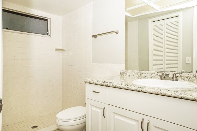 2,180/Mo, 609 McArthur Ave Sarasota, FL 34243 Bathroom View