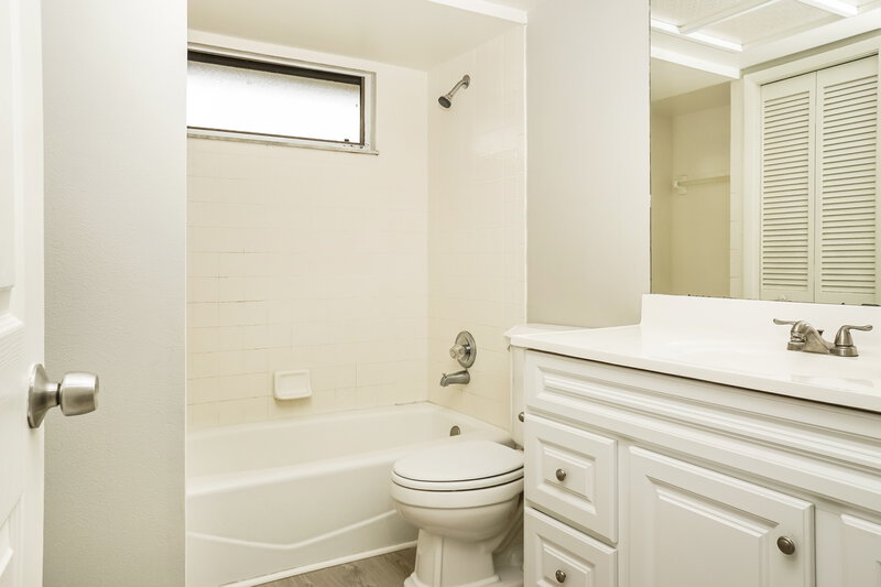 2,180/Mo, 609 McArthur Ave Sarasota, FL 34243 Bathroom View 2