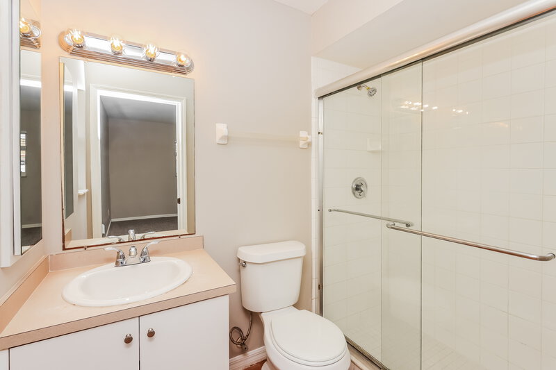 1,850/Mo, 3412 SW Santa Barbara Pl Cape Coral, FL 33914 Main Bathroom View