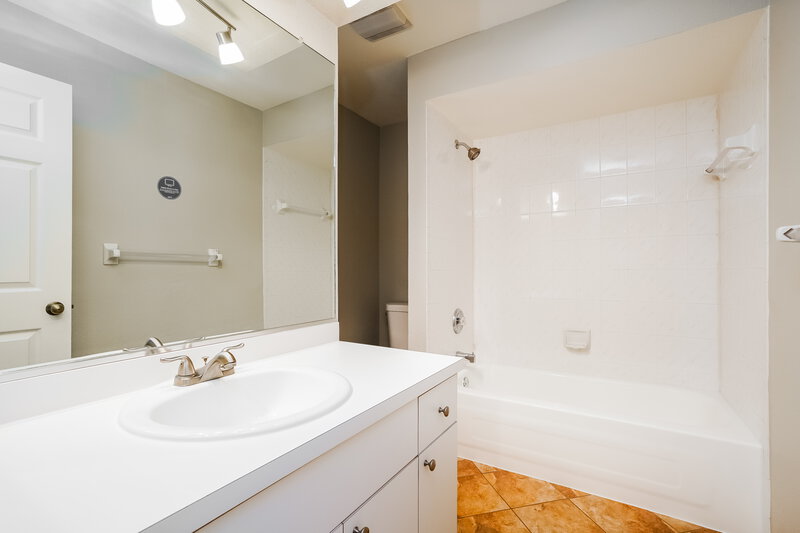 2,220/Mo, 3729 SW 1st Pl Cape Coral, FL 33914 Bathroom View