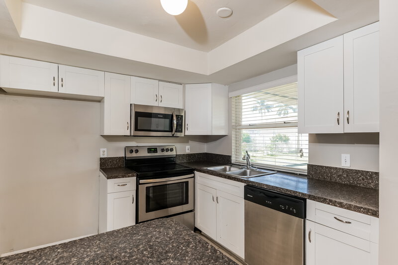 1,655/Mo, 4400 SW 6th Ave Cape Coral, FL 33914 Kitchen View