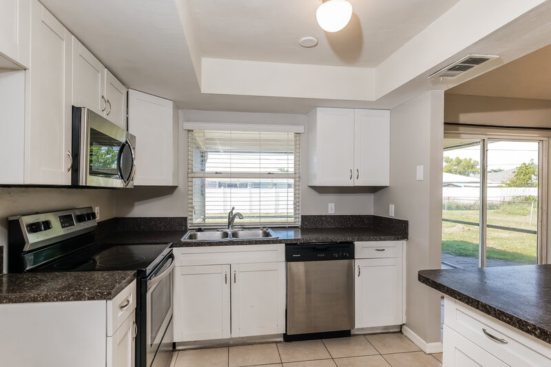 1,655/Mo, 4400 SW 6th Ave Cape Coral, FL 33914 Kitchen View 2