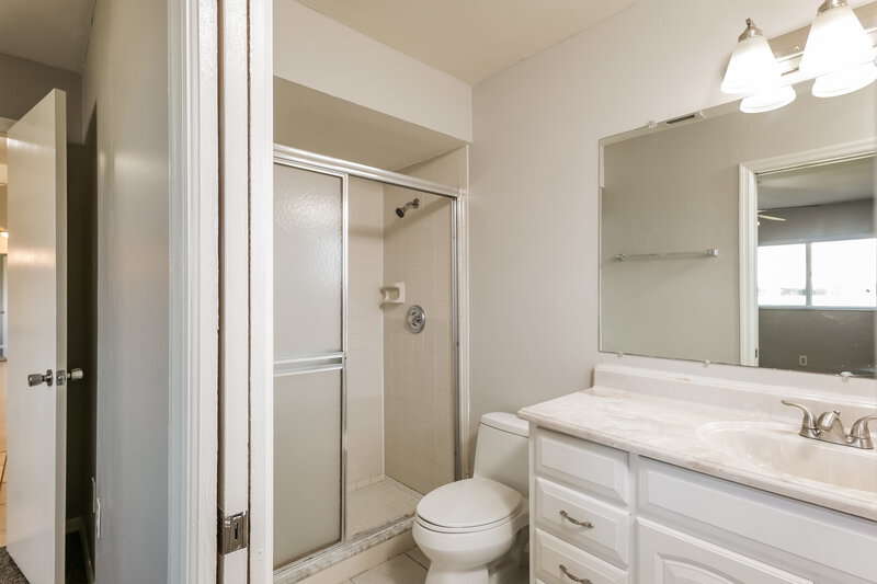 1,655/Mo, 4400 SW 6th Ave Cape Coral, FL 33914 Main Bathroom View