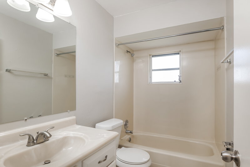 1,655/Mo, 4400 SW 6th Ave Cape Coral, FL 33914 Bathroom View