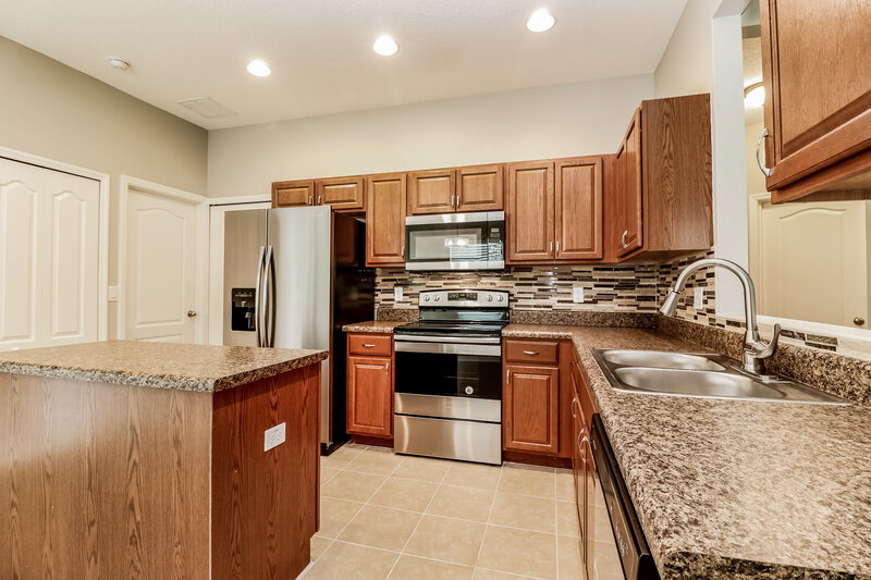2,250/Mo, 3308 98th St E Palmetto, FL 34221 Kitchen View 2