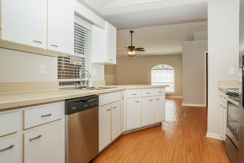2,220/Mo, 2870 56th Ave Cir E Bradenton, FL 34203 Kitchen View
