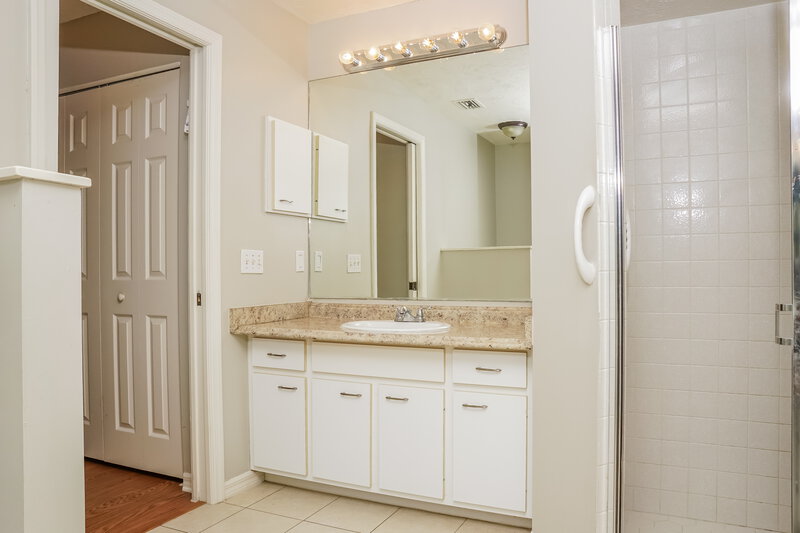 2,220/Mo, 2870 56th Ave Cir E Bradenton, FL 34203 Main Bathroom View 2