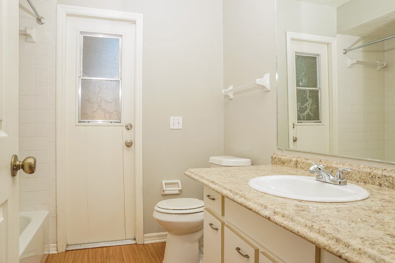 2,220/Mo, 2870 56th Ave Cir E Bradenton, FL 34203 Bathroom View