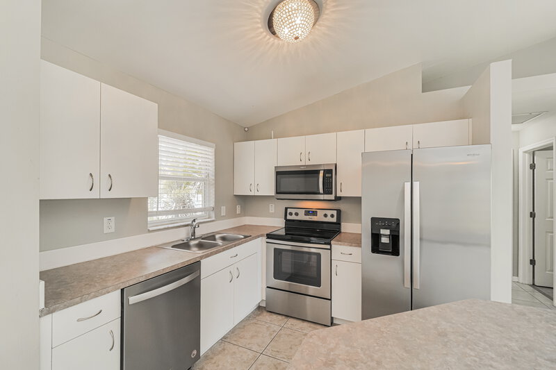 1,880/Mo, 1726 SW 22nd St Cape Coral, FL 33991 Kitchen View 2