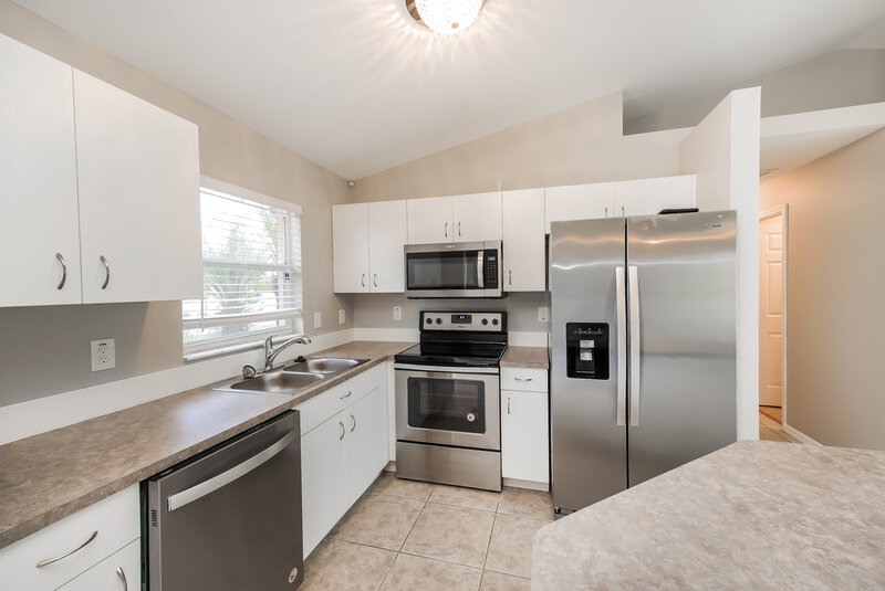 2,800/Mo, 1726 SW 22nd St Cape Coral, FL 33991 Kitchen View